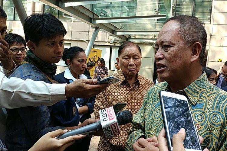 Menristekdikti Mohamad Nasir memberi tanggapan soal ijazah palsu di sela-sela acara Seminar Universitas Pelita Harapan (UPH) di Tangerang (27/6/2019).