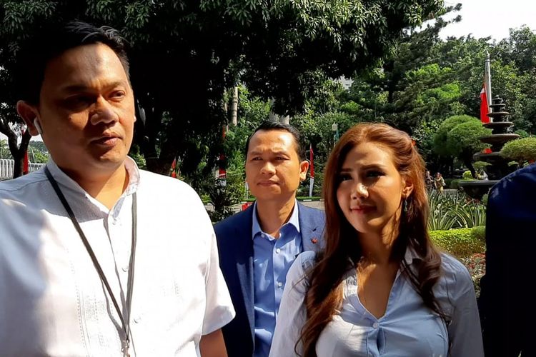 Farhat Abba mendamping dua kliennya, Rey Utami dan Pablo Benua, di Polda Metro Jaya, Jakarta Pusat, Rabu (10/7/2019). Pablo dan Rey menjalani pemeriksaan sebagai saksi atas kasus konten bermuatan asusila ikan asin.
