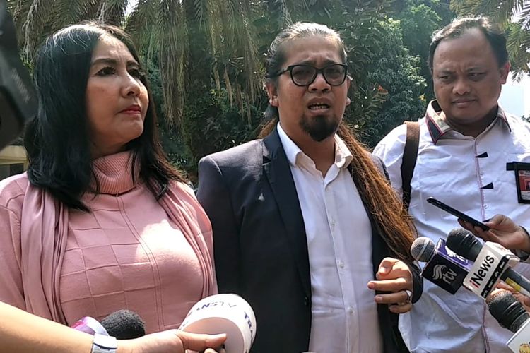 Tessa Mariska bersama Indra Tarigan dan tim kuasa hukumnya saat mendatangi Polda Metro Jaya, Jakarta Selatan pada Rabu (17/7/2019).