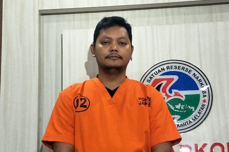 Sutradara Robby Ertanto dihadirkan pada jumpa pers kasus penyalahgunaan narkoba jenis ganja yang menjeratnya di Polres Metro Jakarta Selatan, Kamis (25/7/2019).