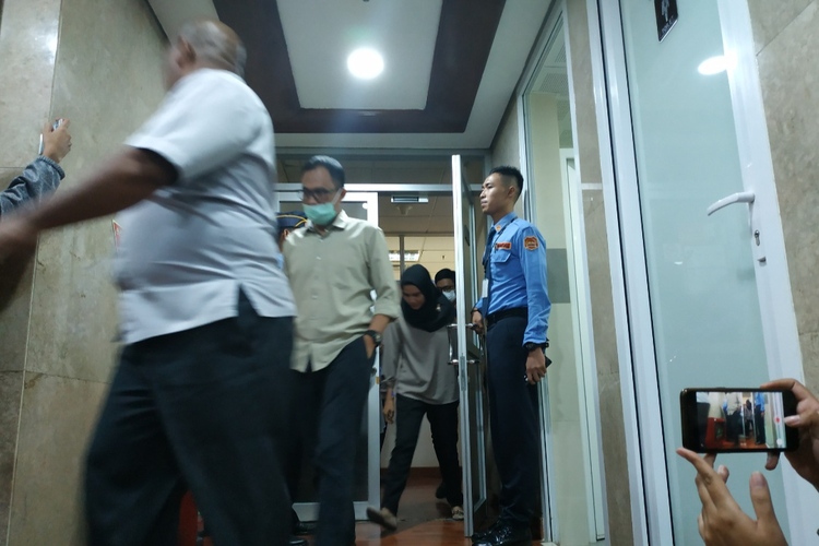 Penyidik KPK keluar dari ruangan I Nyoman Dhamantra di Lantai 6, Gedung Nusantara I, Kompleks Parlemen, Senin (12/8/2019)