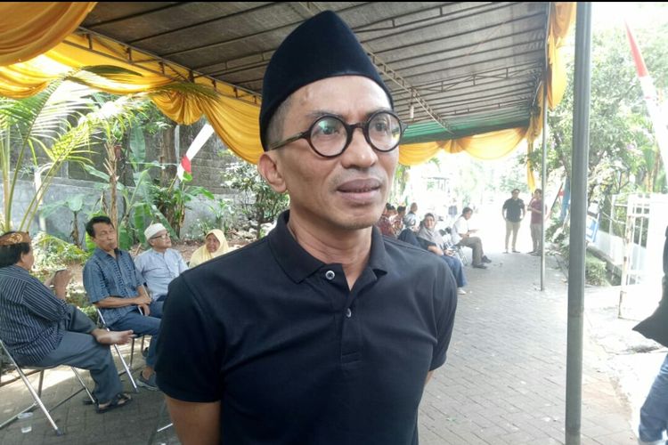 Komikus Muhammad Misrad saat melayat ke rumah Dwi Koendoro di jalan Cucur Barat V, Bintaro, Tangerang Selatan, Kamis (22/8/2019)