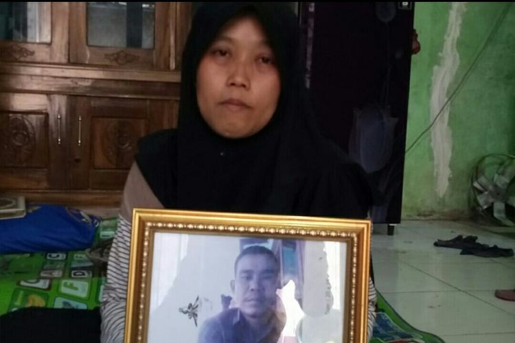 Ratna (34), istri Iwan, salah satu korban kecelakaan di tol Purbaleunyi, Senin (2/9/2019)