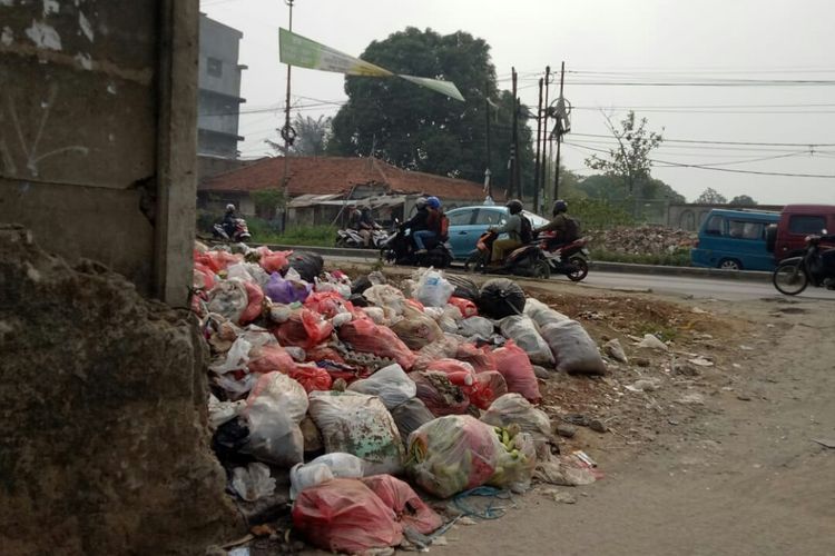 Sampah menumpuk di bahu jalan RE Martadinata, Tangerang Selatan.