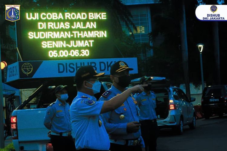 Uji coba jalur kendaraan bermotor Sudirman-Thamrin untuk pesepeda road bike. 