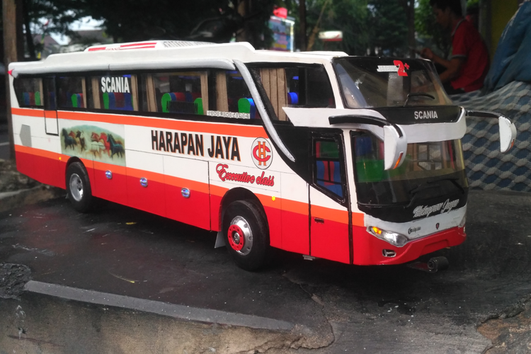Miniatur bis buatan Winarto, warga Kediri, Jawa Timur.