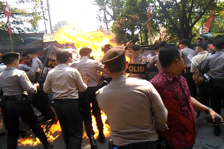 Detik-detik api membesar dan melukai empat orang anggota polisi dalam aksi unjuk rasa gabungan elemen mahasiswa di Cianjur, Jawa Barat, Kamis (15/08/2019) siang yang berujung ricuh.