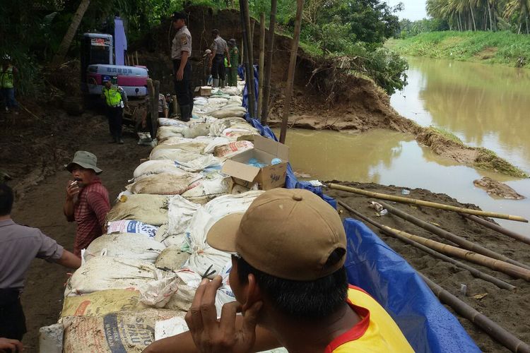 Pengungsi dari 2 desa di Kulon Progo, DIY, kembali ke rumah masing-masing seiring turunnya debit Sungai Serang. Warga berani pulang karena tanggul darurat sudah berdiri, Selasa (19/3/2019) subuh. 