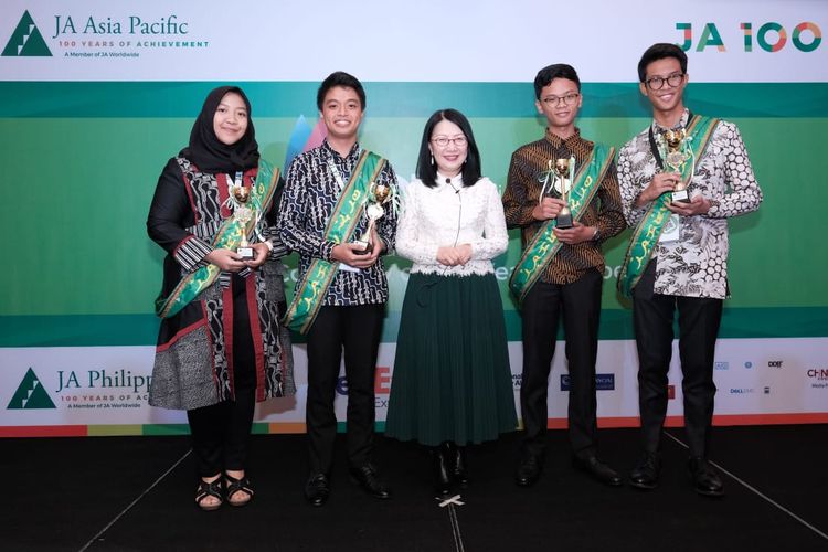 Delegasi pelajar Indonesia dari SMAN 4 Denpasar dan SMAN 3 Semarang menorehkan prestasi gemilang dalam ajang 2019 Junior Achievement (JA) Asia Pacific Company of the Year Competition yang diselenggarakan JA Asia Pacific di Manila, Filipina (10-14 Maret 2019).