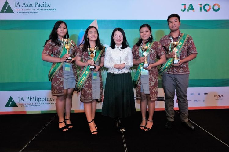 Delegasi pelajar Indonesia dari SMAN 4 Denpasar dan SMAN 3 Semarang menorehkan prestasi gemilang dalam ajang 2019 Junior Achievement (JA) Asia Pacific Company of the Year Competition yang diselenggarakan JA Asia Pacific di Manila, Filipina (10-14 Maret 2019).