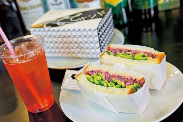 Kamu bisa menikmati De De De Sandwich (600 yen) yang menggunakan tiga jenis timun dan Jus Buah Homemade (500 yen) di Demachiza no Soko. 