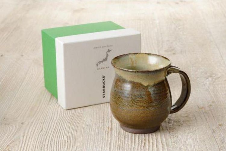 Coffee Aroma Mug Shoudaiyaki (5.900 yen) tampak menonjol dengan bentuknya yang unik.