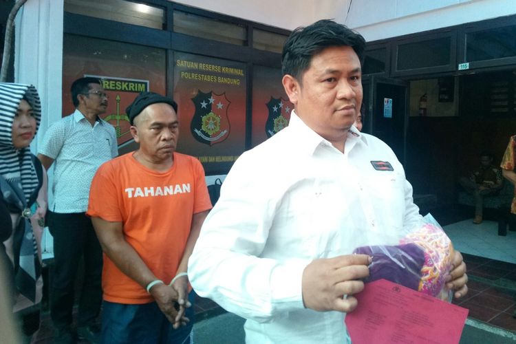 Kasatreskrim Polrestabes Bandung AKBP M Rifai tengah memperlihatkan barang bukti dan tersangka pencabulan ayah terhadap anak tirinya.