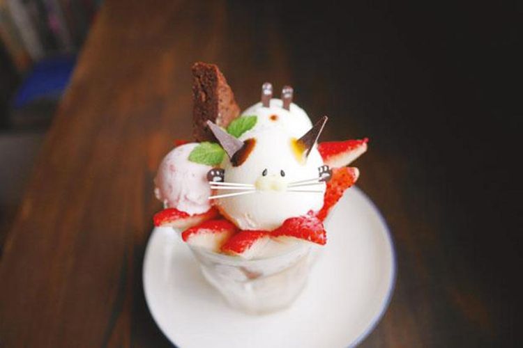 Fresh Strawberry Nyanko Parfait (1.026 yen) terbuat dari stroberi segar tersedia mulai pukul 13.00 dan terbatas dua pesanan per grup.