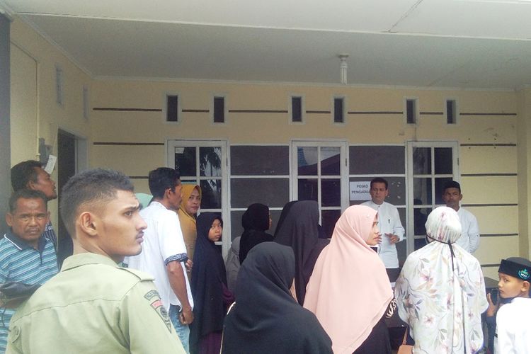 Puluhan orang tuasantri mendatangi kompleks Pesantren AN, di Kompleks Panggoi Indah, Kecamatan Muara Dua, Kota Lhokseumawe, Jumat (12/9/2019). 