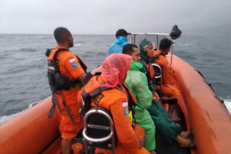 Regu penyelamat dari kantor Tim SAR Ambon mencari seorang penumpang KM Tidar bernama Arham yang hilang di Perairan Pulau Tiga, Maluku, Selasa (16/7/2019) FOTO KEPALA SAR AMBON