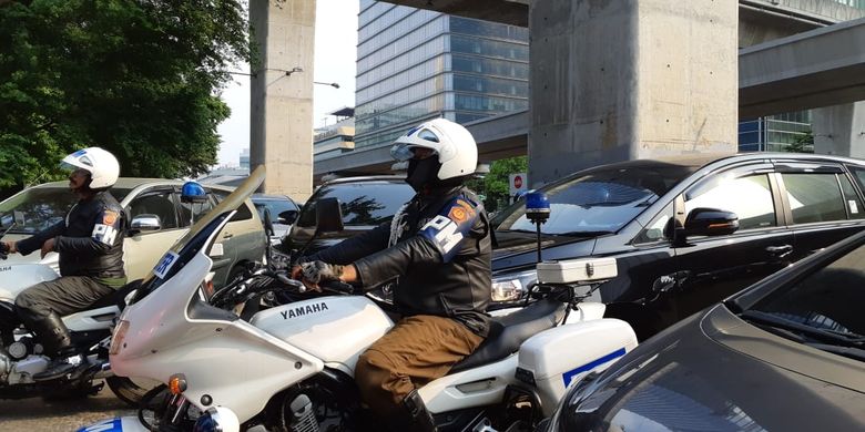 Rombongan mobil personel EXO, Kai, Chen, Suho terjebak kemacetan di bawah JLNT Casablanca. Mereka terjebak macet saat menuju Mal Kota Kasablanka dari Hotel Westin, Jakarta Selatan, Minggu (26/5/2019).