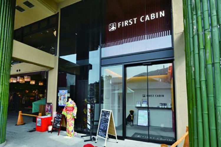 Pintu masuk kafe ada di sebelah kanan, menghadap ke Stasiun Arashiyama. Anda bisa naik elevator hotel untuk menuju kafe. 