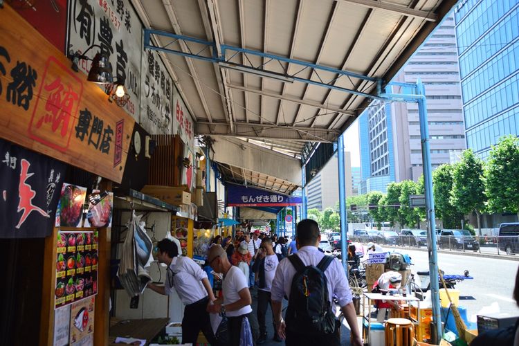 Suasana jalan bagian luar pasar ikan Tsukiji