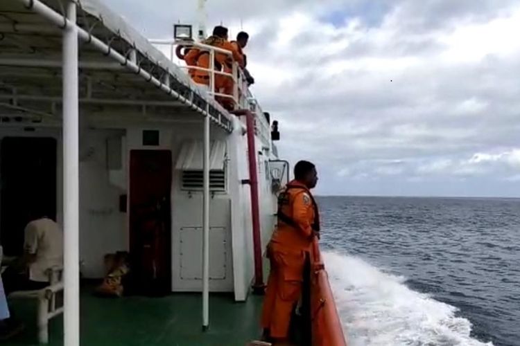 Tim SAR gabungan Ternate, Maluku Utara, Jumat (30/08/2019) tadi kembali melakukan pencarian kapal kargo MV. Nur Allya dan disekitar perairan Obi, Halmahera ditemukan tumpahan minyak dan lifecraft. 