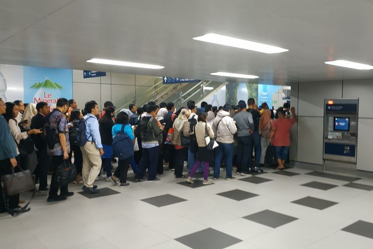 Penumpang MRT mengantre keluar di gerbang pembayaran Stasiun MRT Lebak Bulus, Jakarta Selatan pada Senin (1/4/2019).