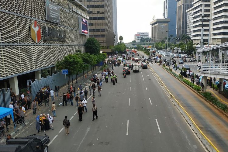 Jalan MH Thamrin di depan gedung Bawaslu, Jakarta Pusat, kembali steril dari massa usai digunakan berunjuk rasa pada Jumat (10/5/2019) siang.