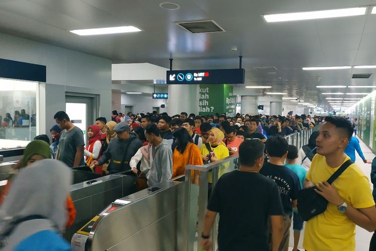 Stasiun MRT Bundaran HI dipenuhi oleh penumpang yang hendak meramaikam acara puncak perayaan hari ulang tahun ke-492 Jakarta di Bundaran HI, Jakarta Pusat, Sabtu (22/6/2019).