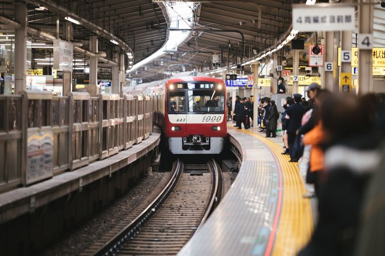 ILUSTRASI - Naik kereta di Tokyo
