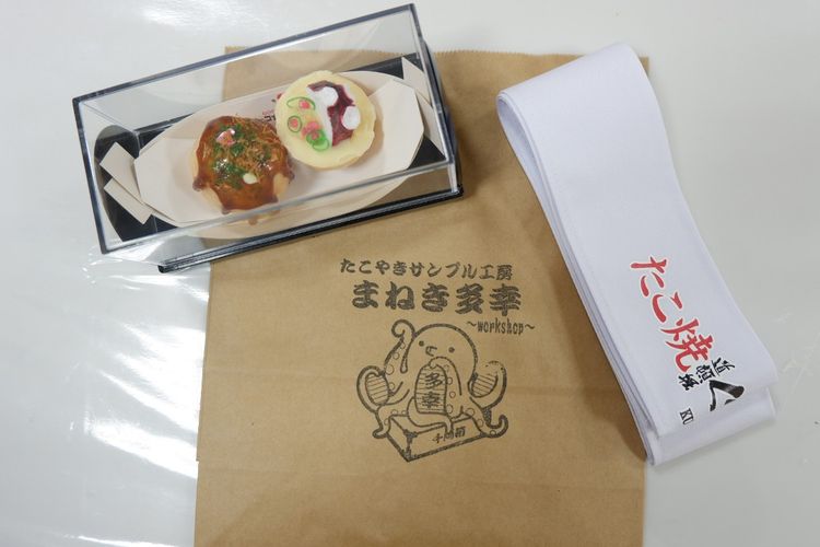 kotak kemasan untuk menaruh takoyaki, ikat kepala orisinal, dan kantung kertas