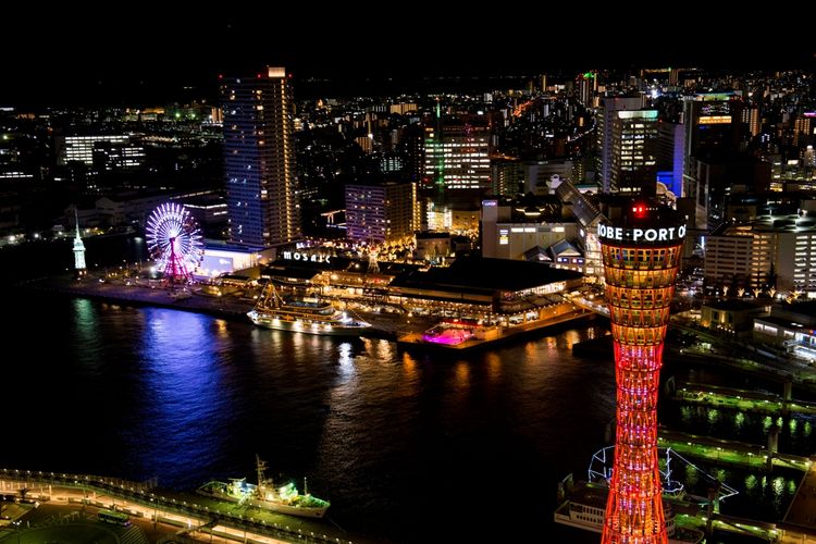 Bersiaplah terpukau dengan panorama pelabuhan malam hari yang ditaburi cahaya lampu. (KOBE TOURISM BUREAU)