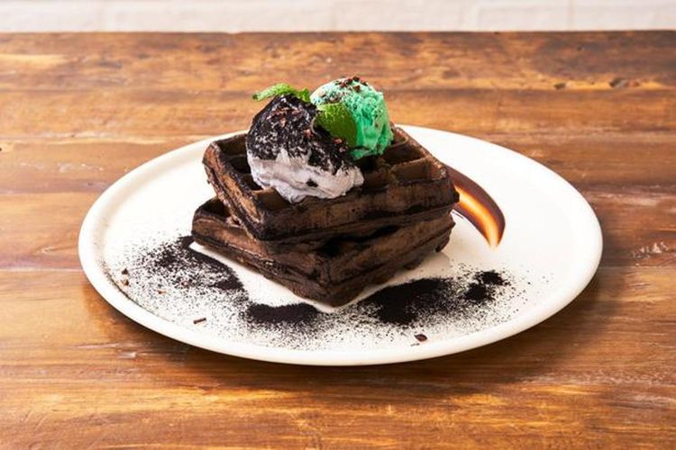 “CHARCOAL WAFFLE × CHOCO MINT ICE” (1200 yen). Wafel berbahan arang dan kakao hitam yang baik untuk keindahan kulit.