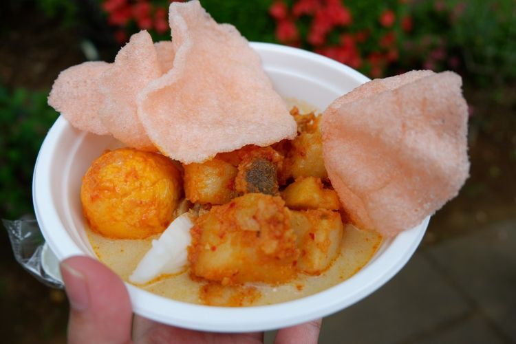 Ketupat sayur yang dibagikan secara cuma-cuma