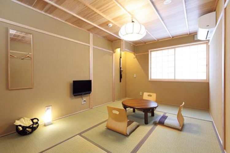 “Shion”, kamar untuk tiga orang, memiliki lantai tatami dan ruangan yang tidak terlalu luas dengan interior bergaya Jepang. 