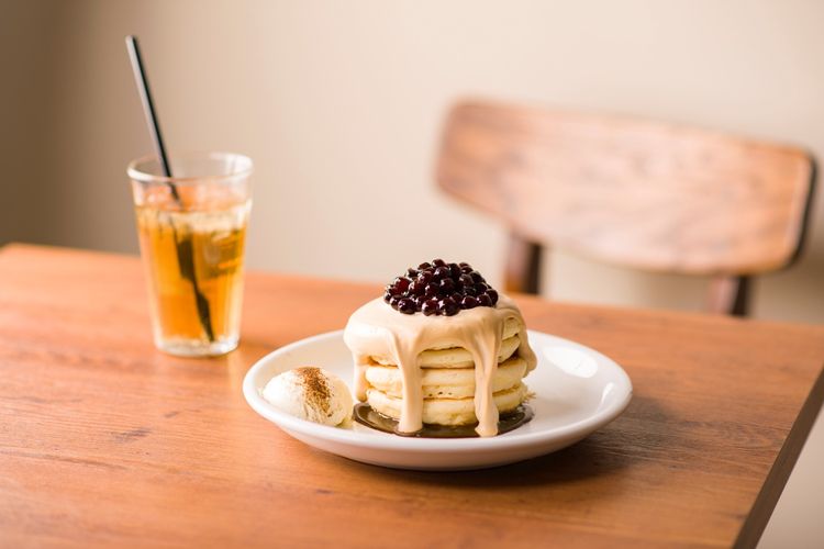 Tapioca Pancake yang terdiri dari pancake beraroma teh yang kuat yang berpadu dengan saus dan krim rasa milk-tea.