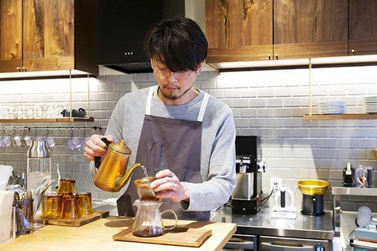 Mereka menggunakan three-holed Kalita-style dripper yang menjaga rasa pahit kopi