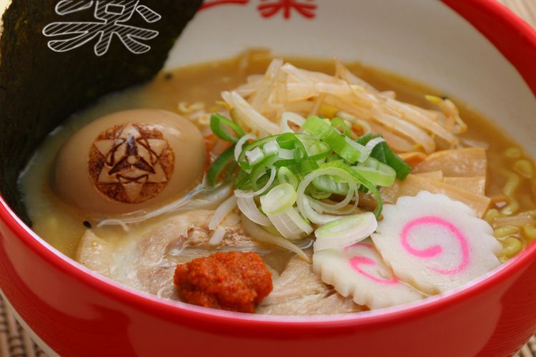 Sasuke’s Gouka-kyuu Spicy Miso Ramen yang termasuk telur Sharingan, seharga 1.280 yen. 