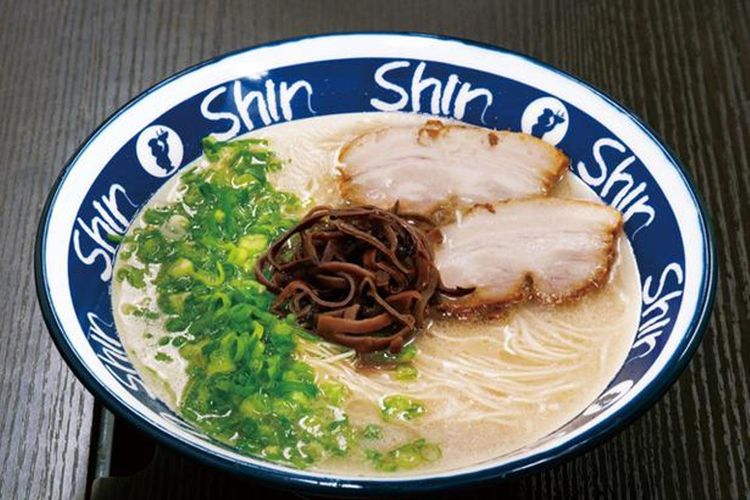 Mi yang tipis dan halus dari ramen ini cocok dengan sup putih yang terasa manis terbuat dari kaldu tulang babi