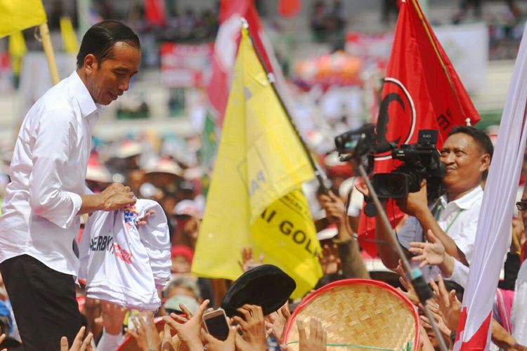Capres petahana Joko Widodo berkampanye di Karawang, Jawa Barat