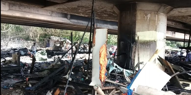 Suasana di lokasi kejadian kebakaran kolong Tol Pluit, Jakarta Utara, Sabtu (30/3/2019).