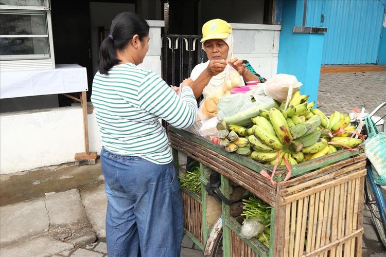 Marliah (63), pedagang sayur keliling atau bakul lijo asal Desa Balongbesuk, Kecamatan Diwek, Kabupaten Jombang, Jawa Timur, saat ditemui di tengah aktifitasnya, Senin (8/7/2019) pagi. Pada 23 Juli 2019, dia dijadwalkan berangkat haji melalui embarkasi Surabaya.