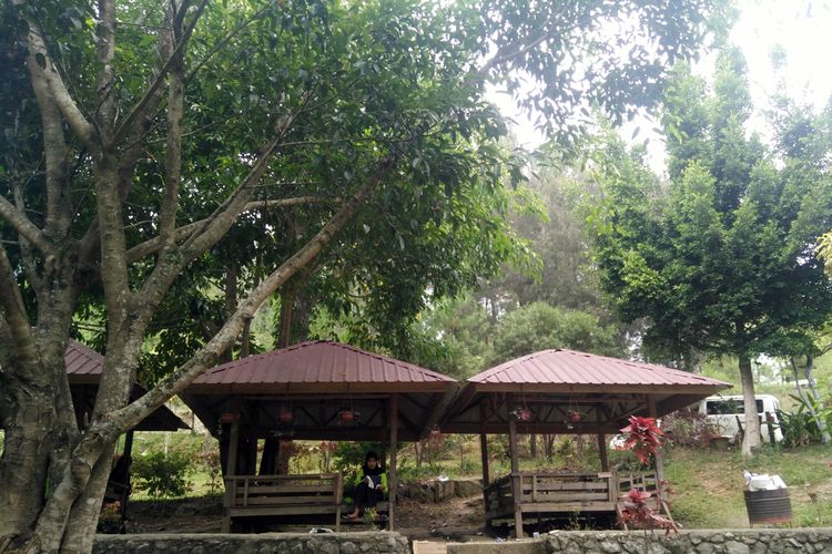 Pondok untuk wisatawan di Pantai Ketibung, di Desa Bintang, Kecamatan Bintang, Kabupaten Aceh Tengah, Provinsi Aceh, Minggu (8/9/2019).