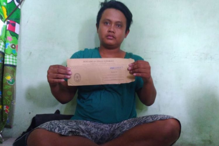 Kakak tertua Muh Aris, Sobirin (20), saat ditemui wartawan di rumahnya di Dusun Mengelo, Desa Sooko, Kecamatan Sooko, Kabupaten Mojokerto, Jawa Timur, Selasa (27/8/2019).