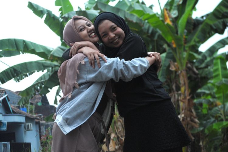 Fitria Noor Aisyah (19), berhijab hitam, dan Farah Aurellia Majid (17) saat ditemui Kompas.com di Kudus, Jawa Tengah, Minggu (21/7/2019) sore. Dua siswi SMK asal Kudus ini sukses membawa kain troso asal Jepara melenggang di Paris, Perancis.