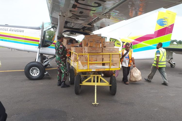 Bagan makanan dan obat-obatan yang akan dibawa oleh tim kesehatan Pemkab Yahukimo ke Distrik Bomela dari Bandara Dekai (19/06/2019)