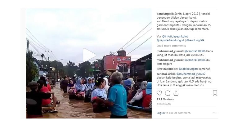 Kondisi genangan di jalan Dayeuhkolot, Kabupaten Bandung, tepatnya di depan Metro Garment. Kedalaman genangan terpantau mencapai 75 cm sehingga akses jalan ditutup sementara, Senin (8/4/2019). 