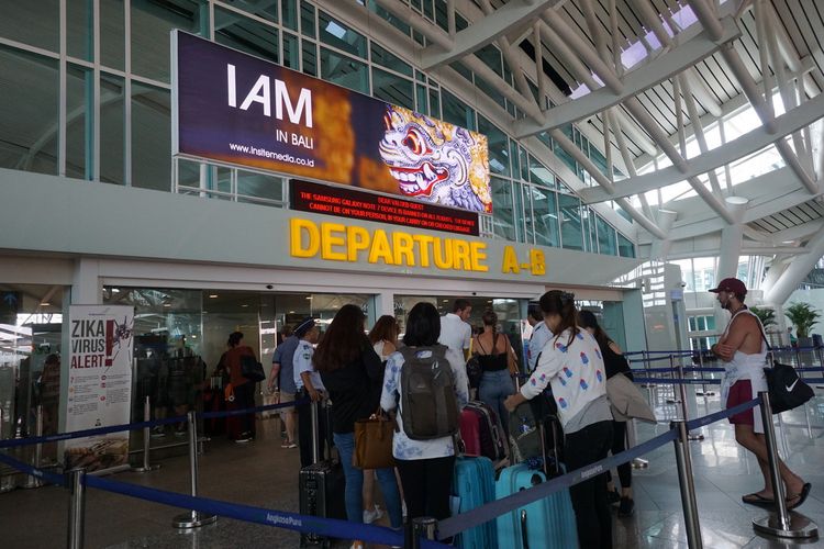 Suasana di terminal keberangkatan internasional Bandara Ngurah Rai Sabtu (25/2/2017)