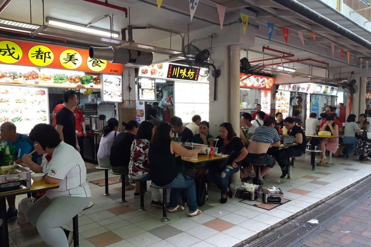 Suasana Peoples Park Food Centre di Chinatown, Singapura, Minggu (31/3/2019). Food centre atau hawker centre menjadi tempat favorit warga SIngapura maupun wisatawan untuk mencari makanan enak dan murah. 