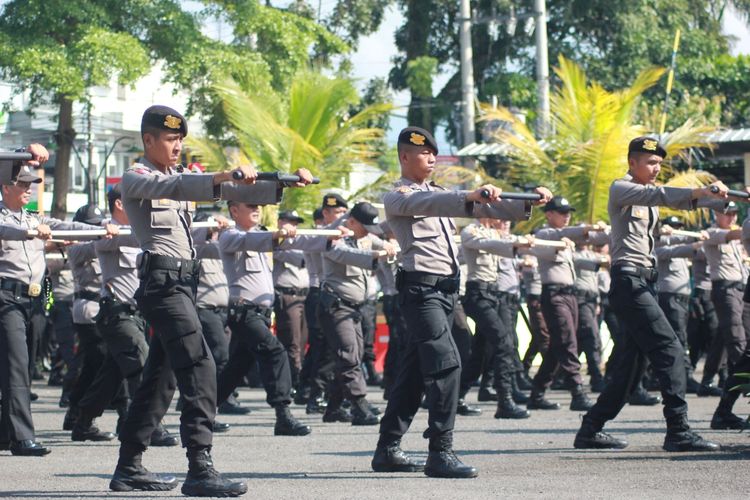 PAM TPS l Ratusan personil PAM TPS Polres Cianjur melakukan atraksi bela diri tongkat di halaman Mapolres Cianjur, Jawa Barat, Senin (15/04/2019) pagi sebelum dilepas ke masing-masing TPS.