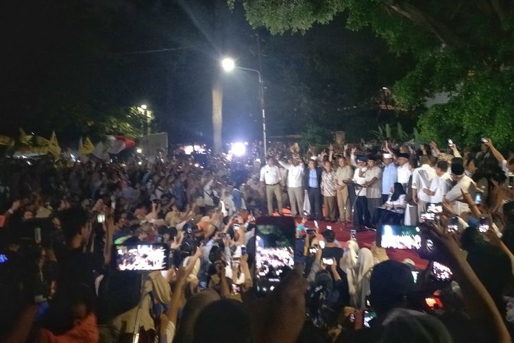 Calon presiden nomor urut 02 Prabowo Subianto saat memberikan keterangan pers di kediaman pribadinya, Jalan Kertanegara, Jakarta Selatan, Rabu (17/4/2019) malam.