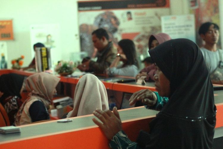 Sejumlah orang tengah mencairkan uang kiriman dari kerabatnya yang bekerja di luar negeri di Kantor Pos Indonesia, Cianjur, Jawa Barat, Jumat (03/05/2019) petang. Jelang puasa Ramadan kiriman uang TKI ke Cianjur melonjak hingga mencapai Rp5 miliar dalam dua hari terakhir.